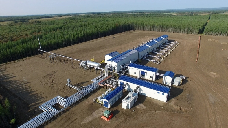 Industrial oil processing facility with pipeline network